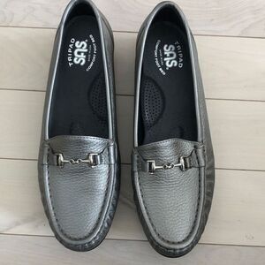 NOTE: No Size seen in photos SAS Metro Pewter Women's Classic Moccasin Loafer si